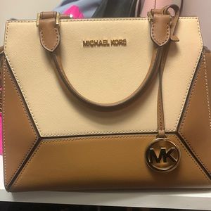 Michael Kors hang bad with crossbody strap